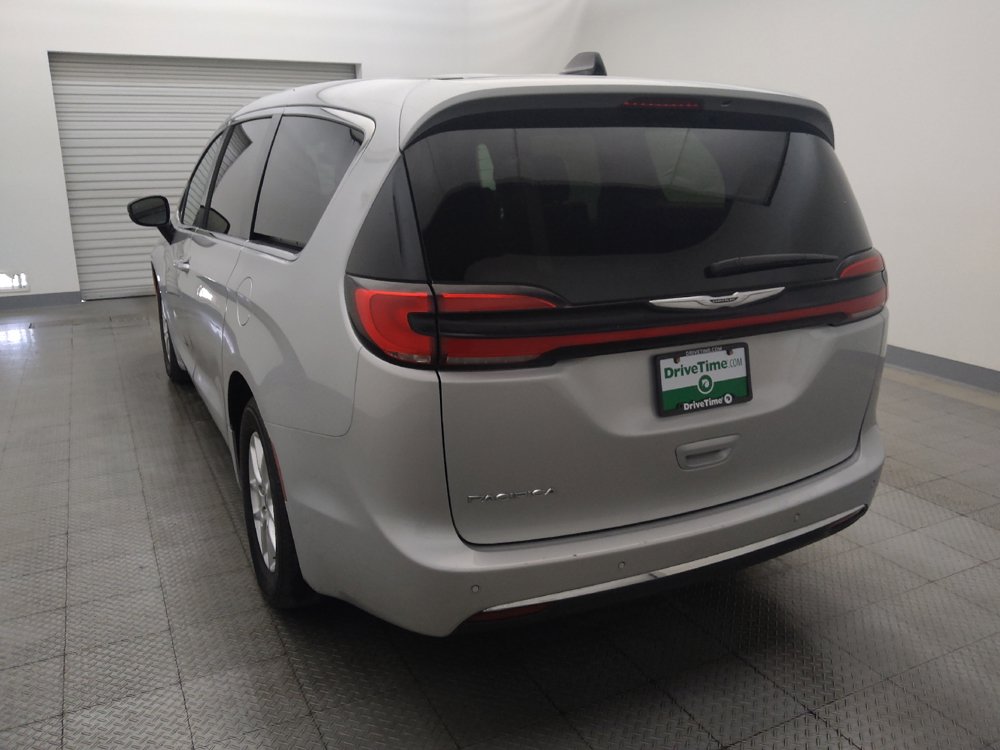 Used 2024 Chrysler Pacifica Touring-L FWD image 6