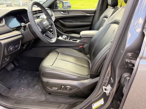 Used 2025 Jeep Grand Cherokee Limited w/ Black Appearance Package AWD/4WD image 12