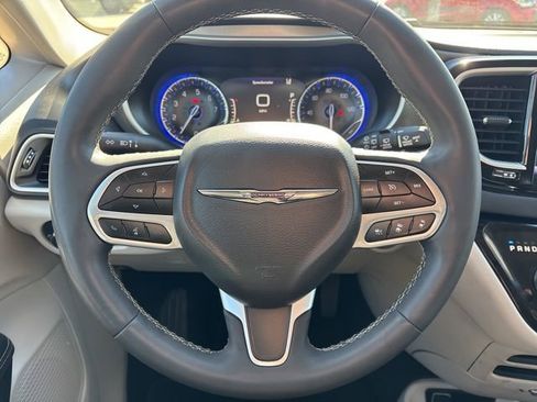 Used 2024 Chrysler Pacifica Touring-L image 5