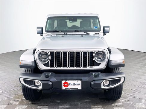 Used 2024 Jeep Wrangler Unlimited Sahara w/ Technology Group AWD/4WD image 2