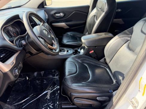 Used 2017 Jeep Cherokee Sport FWD image 16