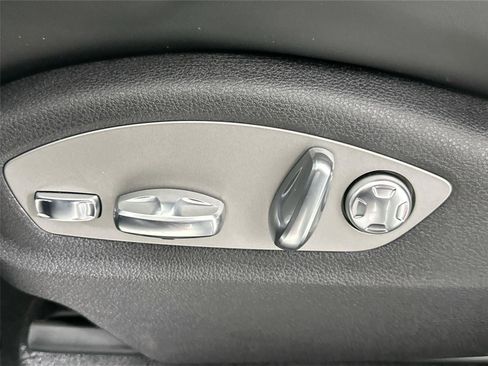 Certified 2026 Porsche Macan AWD/4WD image 26