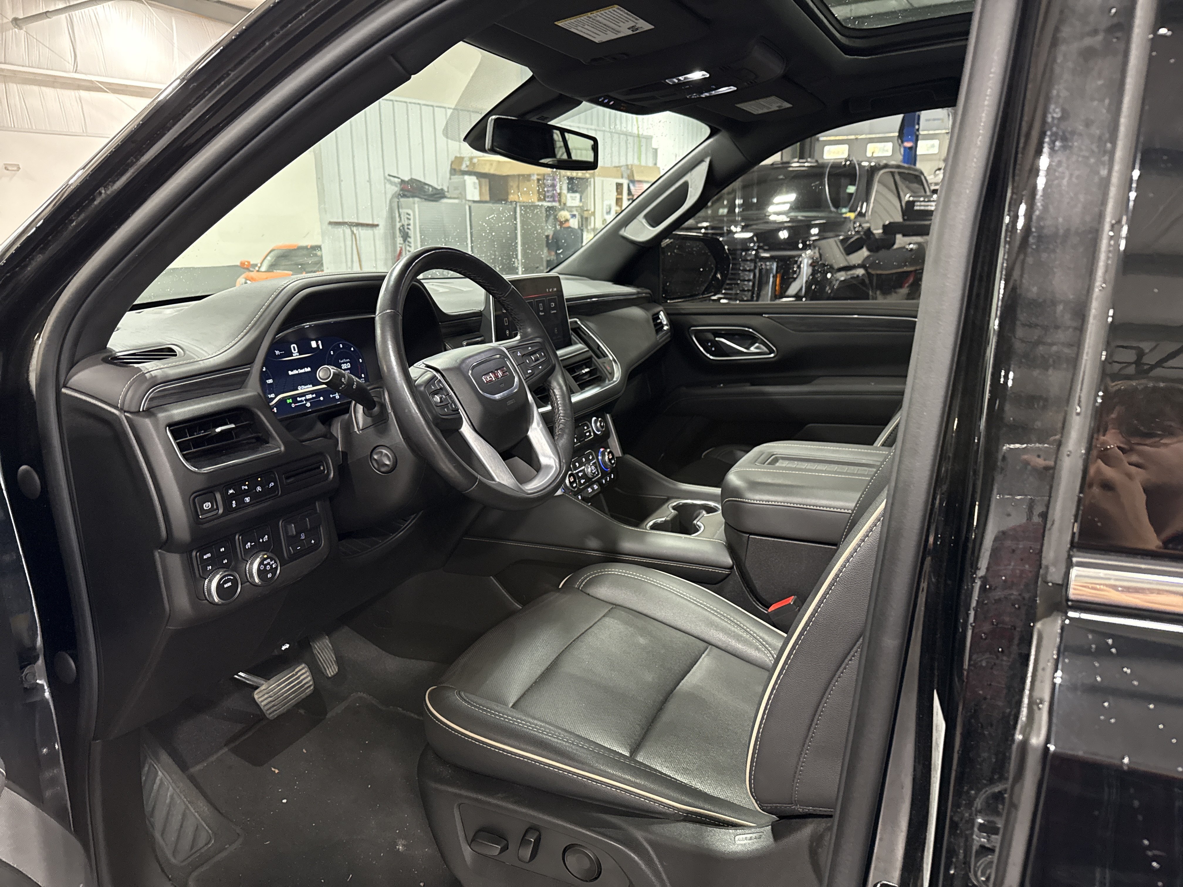 Used 2022 GMC Yukon SLT w/ SLT Luxury Package AWD/4WD image 7