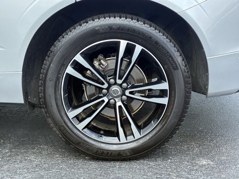 Used 2019 Volvo XC60 T5 Momentum w/ Multimedia Package AWD/4WD image 9