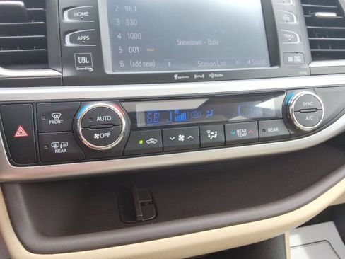 Used 2016 Toyota Highlander Limited AWD/4WD image 17