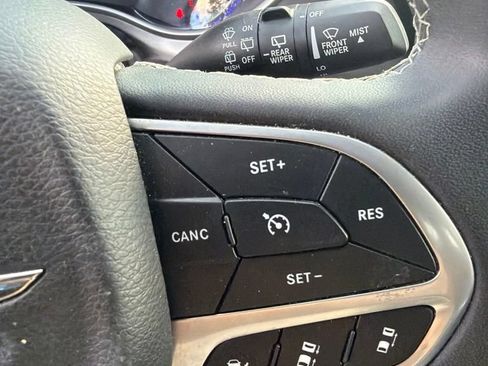 Used 2024 Chrysler Pacifica Limited FWD image 23