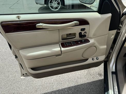 Used 2003 Lincoln Town Car Cartier L RWD image 14