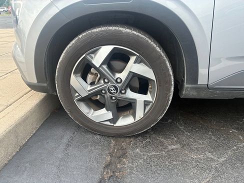 Used 2025 Hyundai Venue SEL FWD image 10