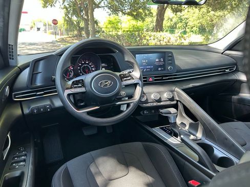 Used 2023 Hyundai Elantra SE FWD image 13