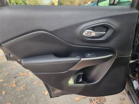 Certified 2021 Jeep Cherokee Latitude Lux w/ Sun & Sound Group image 14