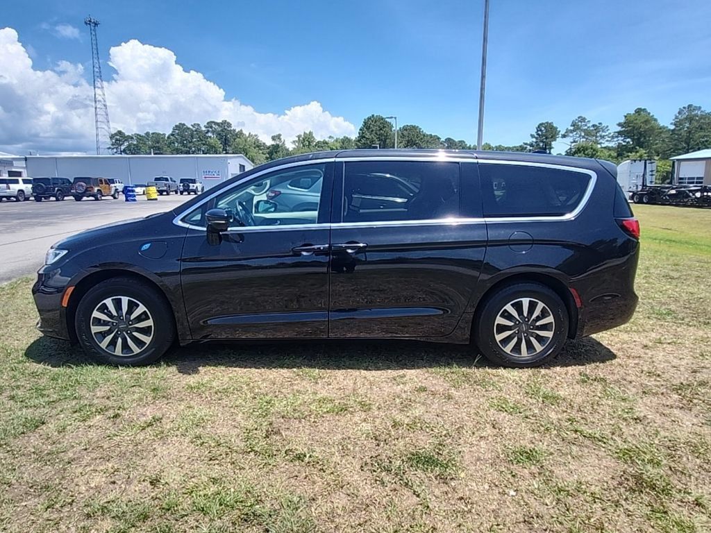 Used 2024 Chrysler Pacifica Limited FWD image 17