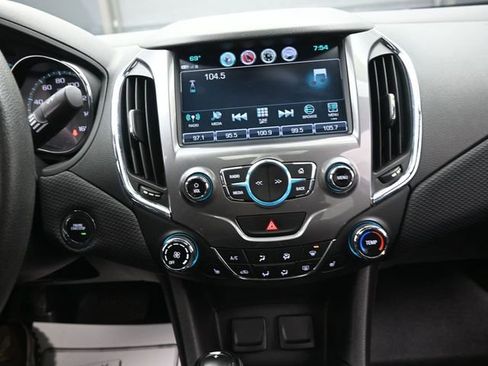 Used 2017 Chevrolet Cruze LT w/ Sun And Sound Package image 10