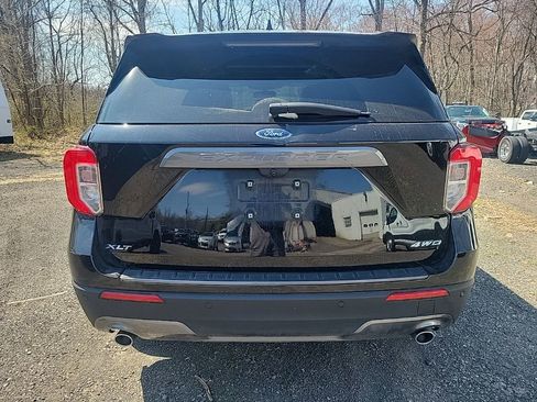 Used 2022 Ford Explorer XLT w/ Equipment Group 202A image 5