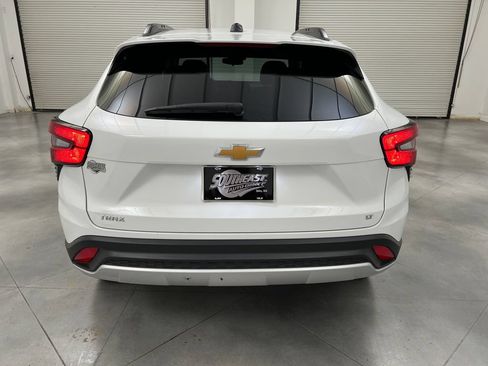 Used 2025 Chevrolet Trax LT FWD image 8