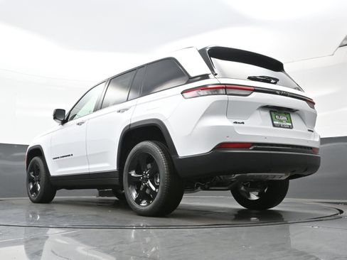 New 2025 Jeep Grand Cherokee Limited w/ Black Appearance Package image 13