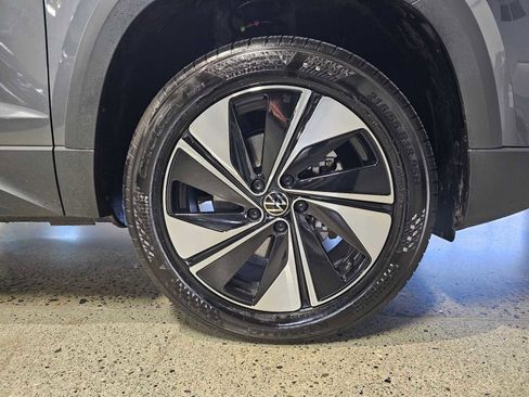 Certified 2025 Volkswagen Taos SE image 9