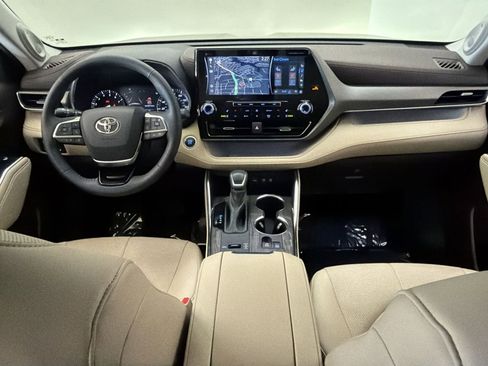 Used 2021 Toyota Highlander Limited FWD image 24