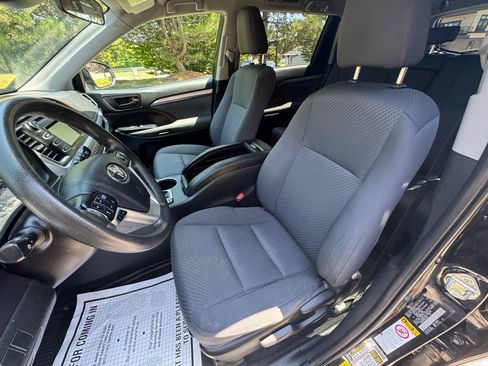 Used 2019 Toyota Highlander LE AWD/4WD image 10