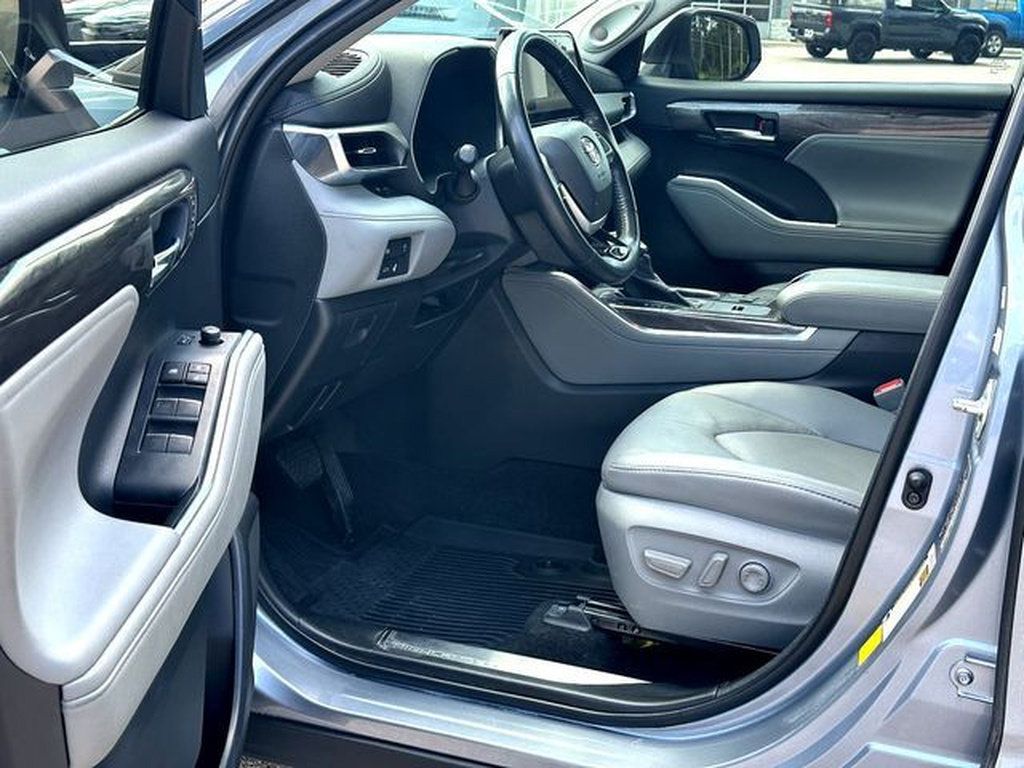 Used 2023 Toyota Highlander Limited FWD image 10