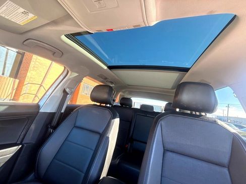 Used 2021 Volkswagen Tiguan SE w/ Panoramic Sunroof Package image 18