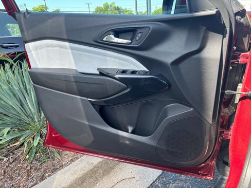Used 2025 Chevrolet Trax LT w/ LT Convenience Package FWD image 18