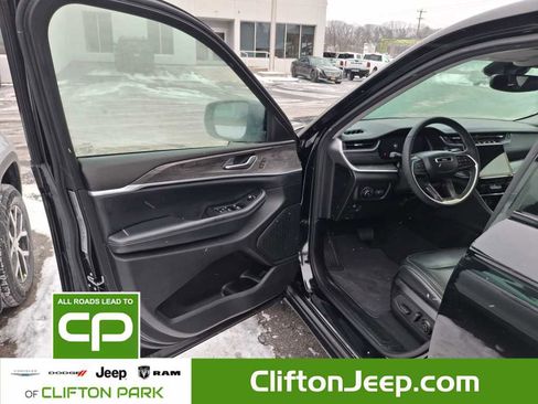 Used 2023 Jeep Grand Cherokee Limited w/ Black Appearance Package image 12