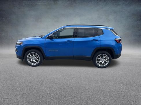 Used 2023 Jeep Compass Latitude w/ Sun and Sound Group AWD/4WD image 5