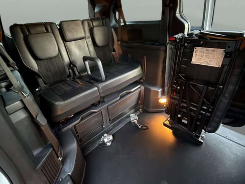 Used 2018 Dodge Grand Caravan SXT w/ Blacktop Package image 32