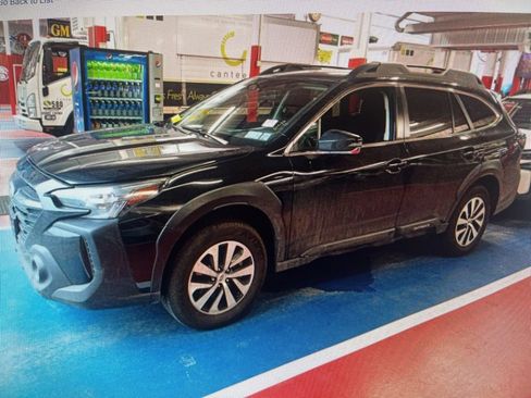 Used 2023 Subaru Outback Premium AWD/4WD image 1