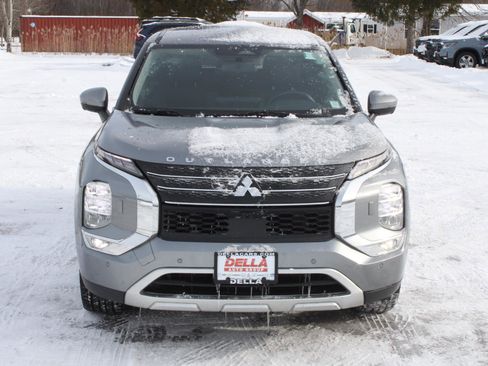 Used 2022 Mitsubishi Outlander SE image 2