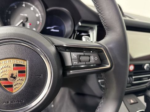 Certified 2025 Porsche Macan AWD/4WD image 39