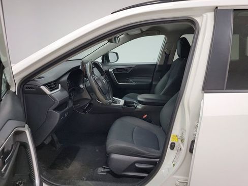 Used 2021 Toyota RAV4 LE image 9