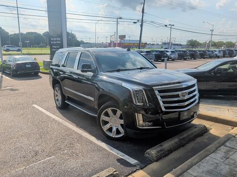 Used 2018 Cadillac Escalade Luxury RWD image 1