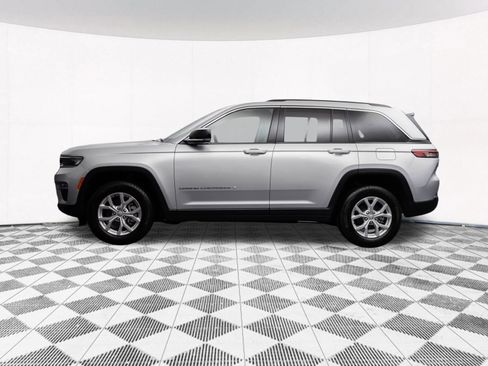 Used 2023 Jeep Grand Cherokee Limited w/ Luxury Tech Group II AWD/4WD image 6