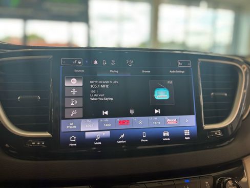 Used 2024 Chrysler Pacifica Touring-L FWD image 36