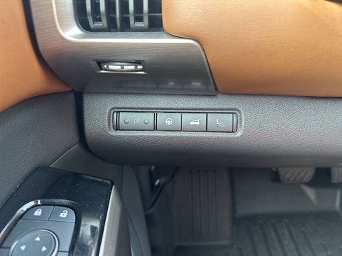 Used 2024 Nissan Pathfinder Platinum image 15