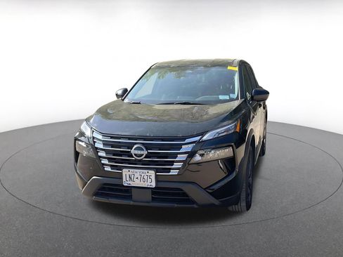 Used 2025 Nissan Rogue SV image 3