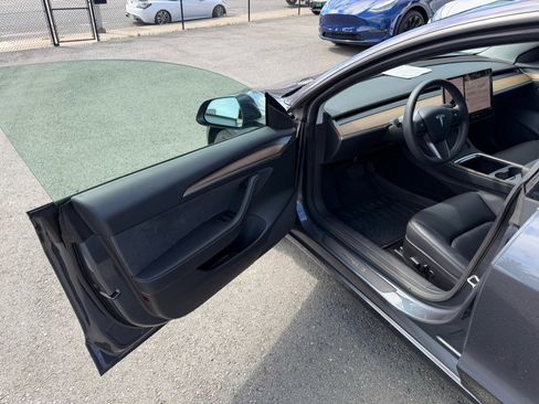 Used 2023 Tesla Model 3 Standard Range image 9