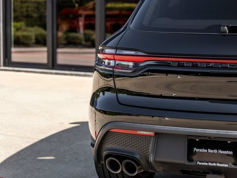 Certified 2024 Porsche Macan AWD/4WD image 13