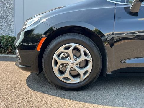 Used 2024 Chrysler Pacifica Limited FWD image 11
