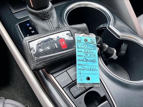 Used 2020 Toyota Camry XLE FWD image 14