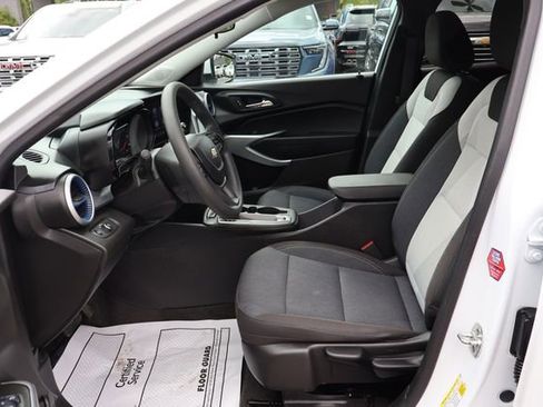Used 2025 Chevrolet Trax LS w/ LS Convenience Package FWD image 18