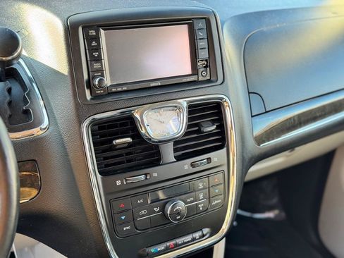 Used 2013 Chrysler Town & Country Touring FWD image 14