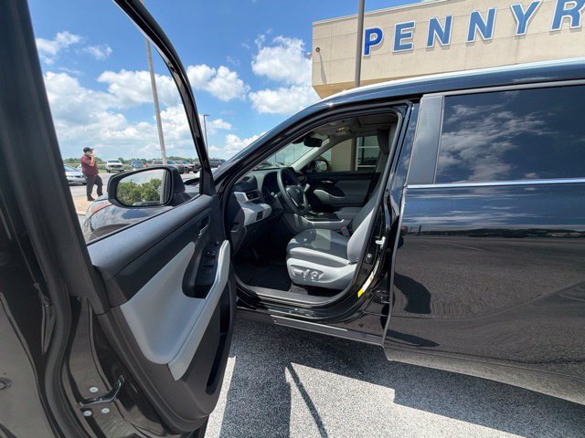 Used 2024 Toyota Highlander XLE AWD/4WD image 9