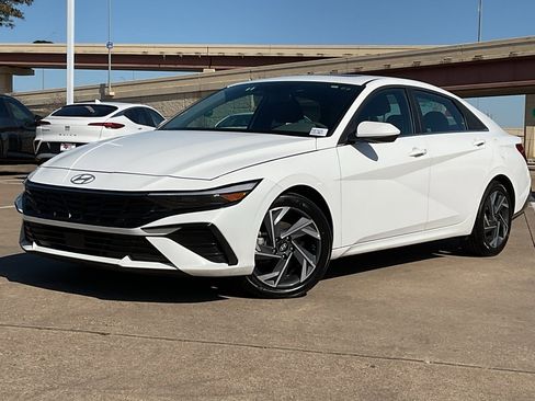Used 2025 Hyundai Elantra SEL image 2