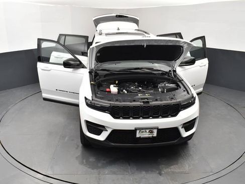 Used 2025 Jeep Grand Cherokee Altitude image 25