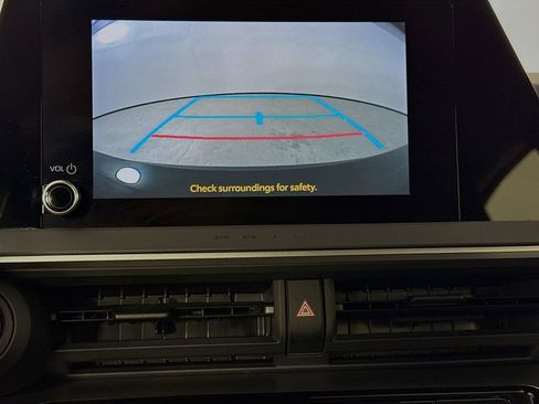 Used 2025 Toyota Prius LE FWD image 16