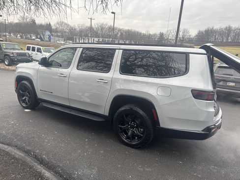 Used 2024 Jeep Wagoneer L Series II image 6