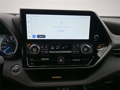 Used 2023 Toyota Highlander Bronze Edition image 12