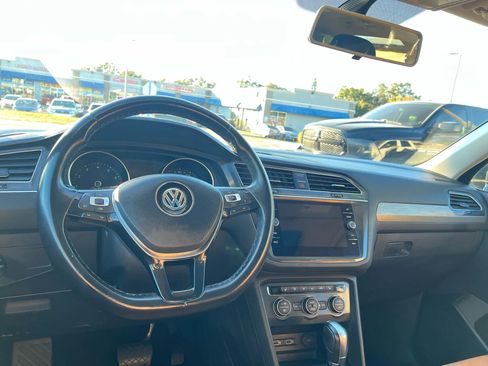 Used 2018 Volkswagen Tiguan SE w/ Panoramic Sunroof Package FWD image 12